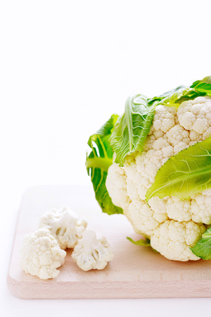 Close-up of cauliflower on cutting boardの写真素材