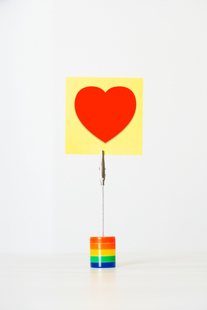 Closeup of a blank sticky notepaper with red heartの写真素材