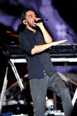BANGKOK THAILAND SEPTEMBER 23 :Mike Shinoda of Linkin Park perform on Linkin Park Live in Bangkok A Thousand Suns World Tour 2011 at Impact Maungthong Thani, September 23,2011 Bangkok Thailandのeditorial素材