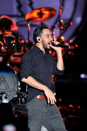 BANGKOK THAILAND SEPTEMBER 23 :Mike Shinoda of Linkin Park perform on Linkin Park Live in Bangkok A Thousand Suns World Tour 2011 at Impact Maungthong Thani, September 23,2011 Bangkok Thailandのeditorial素材