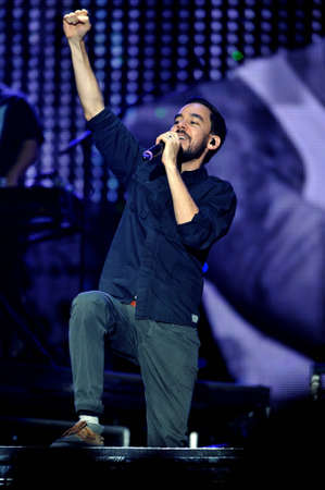 BANGKOK THAILAND SEPTEMBER 23 :Mike Shinoda of Linkin Park perform on Linkin Park Live in Bangkok A Thousand Suns World Tour 2011 at Impact Maungthong Thani, September 23,2011 Bangkok Thailandのeditorial素材