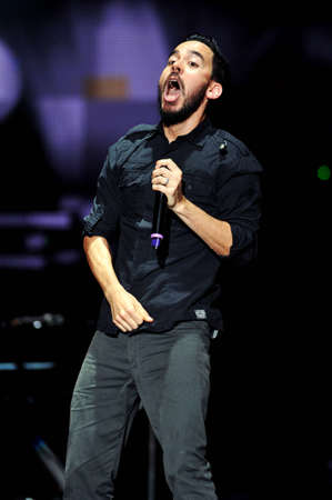 BANGKOK THAILAND SEPTEMBER 23 :Mike Shinoda of Linkin Park perform on Linkin Park Live in Bangkok A Thousand Suns World Tour 2011 at Impact Maungthong Thani, September 23,2011 Bangkok Thailandのeditorial素材