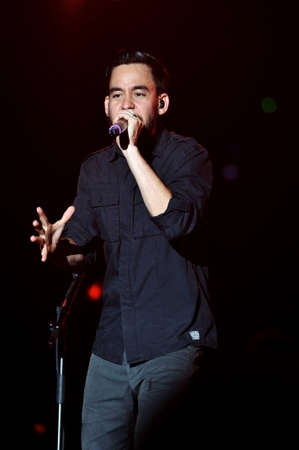 BANGKOK THAILAND SEPTEMBER 23 :Mike Shinoda of Linkin Park perform on Linkin Park Live in Bangkok A Thousand Suns World Tour 2011 at Impact Maungthong Thani, September 23,2011 Bangkok Thailandのeditorial素材
