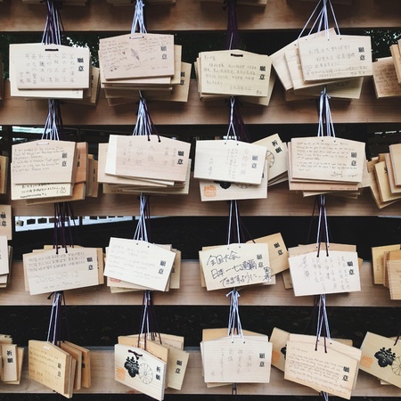 Make a wish in Japanese templeの素材