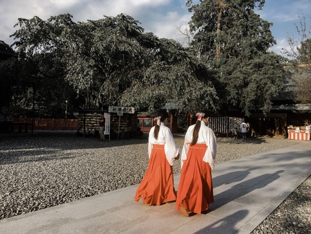 Two Japanese girl in Fujisan Hongu shrine, Japanの素材