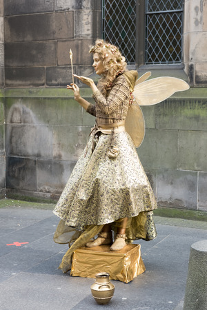 Edinburgh, Scotland - 29 August, 2016: Artist performing on Fringe Festival on the Royal Miles. It is the world largest arts festival, the annual festival hold every August. Edinburgh, United Kingdomのeditorial素材