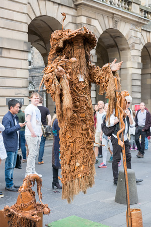 Edinburgh, Scotland - 29 August, 2016: Artist performing on Fringe Festival on the Royal Miles. It is the world largest arts festival, the annual festival hold every August. Edinburgh, United Kingdomのeditorial素材