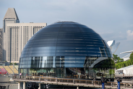 Singapore - 20 October 2022: Apple Marina Bay Sands. The World's First Floating Apple Store, designed by Foster + Partnersのeditorial素材