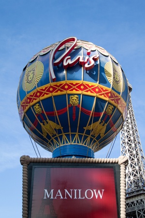 December 30th, 2009 - Las Vegas, Nevada, USA - The Paris Hotel and Casino sign on Las Vegas Boulevard featuring Barry Manilowのeditorial素材