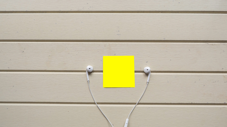 earphone with post it on woodbackgroundの写真素材