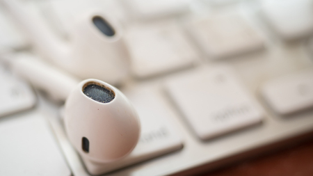 earphone on keyboard close upの写真素材