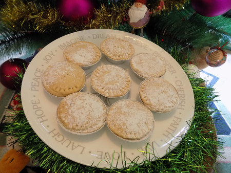 Mince Pies Under The Christmas Treeの写真素材
