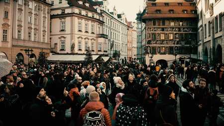 PRAGUE, CZECH REPUBLIC - DECEMBER 3, 2016. Crowded Old town square at night. Tourists making photos of local landmark - Astronomical clockのeditorial素材