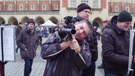 KRAKOW, POLAND - JANUARY, 14, 2017 Man examines grenade launcher at military showのeditorial素材