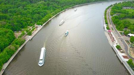 Aerial shot of Moscow river tour boats near Vorobievy Gory recreation areaの写真素材