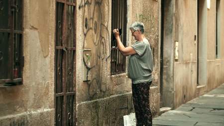 PULA, CROATIA - AUGUST 4, 2017. Cheerful woman petting catのeditorial素材