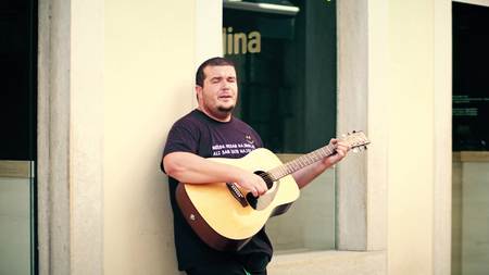PULA, CROATIA - AUGUST 4, 2017. Guitarist playing and singing in the streetのeditorial素材