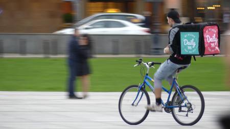 WARSAW, POLAND - SEPTEMBER 14, 2017. Bicycle food delivery courierのeditorial素材