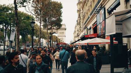 PARIS, FRANCE - OCTOBER 7, 2017. Walk along crowded Champs-Elysees street sidewalk towards Arc de Triomphe or Triumphal Archのeditorial素材