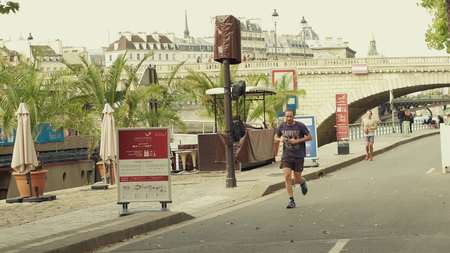 PARIS, FRANCE - OCTOBER 8, 2017. Amateur runners run along the Seine river embankment on an autumn dayのeditorial素材