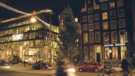 AMSTERDAM, NETHERLANDS - DECEMBER 28, 2017. Big decorated Christmas tree and night traffic on Rokin major streetのeditorial素材
