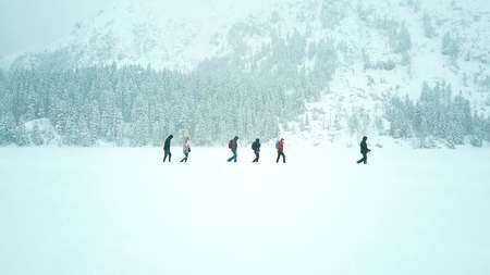 Unrecognizable people hiking in the snowの写真素材