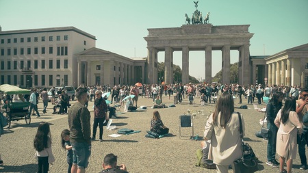 BERLIN, GERMANY - APRIL 30, 2018. Crowded square near the Brandenburg Gateのeditorial素材
