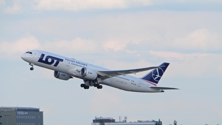 WARSAW, POLAND - JUNE 15, 2018. LOT Polish Airlines SP-LSA Boeing 787-9 Dreamliner take offのeditorial素材