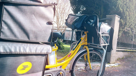 GRENOBLE, FRANCE - NOVEMBER 24, 2025. La Poste Gitane electric delivery bike parked on residential streetのeditorial素材