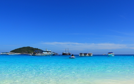 The Boat in  Ocean  at south of Thailandのeditorial素材