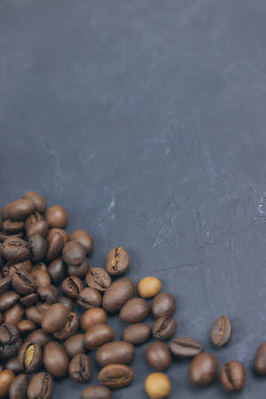 coffee beans loose in the corner of the background. on a dark background. view from above. copy space.の写真素材