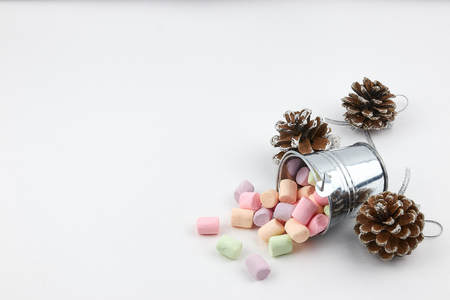 scattered from a small pail of marshmallow on a white background. copy space. vertical view. sweet additive in coffee.の写真素材