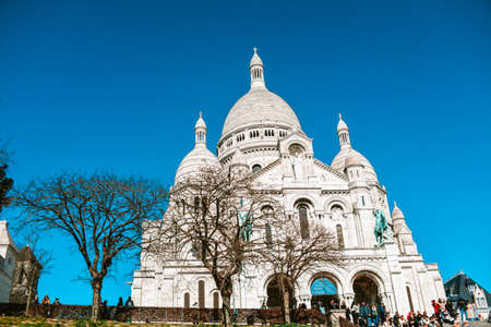 PARIS, FRANCE, 03/08/2022 SacrÃ© Coeur Basilica on a sunny day in Montmartreのeditorial素材