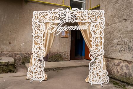 The bride is holding an elegant bouquet of flowersのeditorial素材