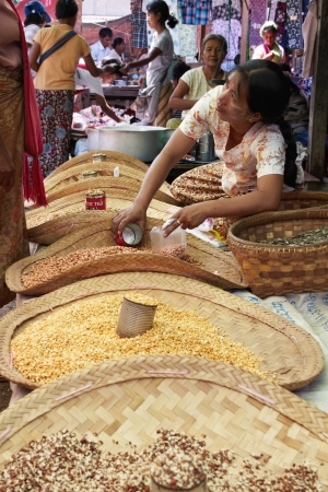 Inle, Burma, Myanmar, on September 22. The rural market in the settlement on the lake to Inl. The unknown woman sells a peanut.のeditorial素材