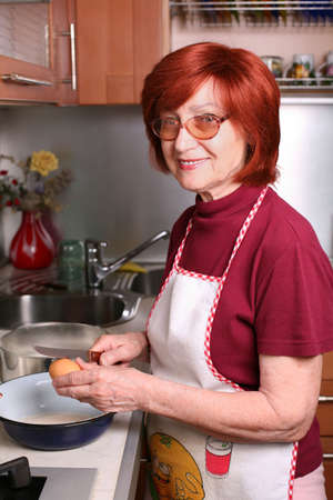 There is egg and knife in the women's handsの写真素材
