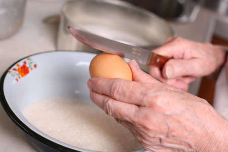 There is egg and knife in the women's handsの写真素材