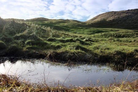 a water trap on a links golf course in irelandの写真素材