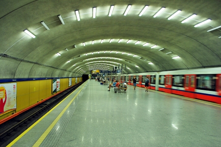 underground train station with a view of the tunnel entrance.のeditorial素材