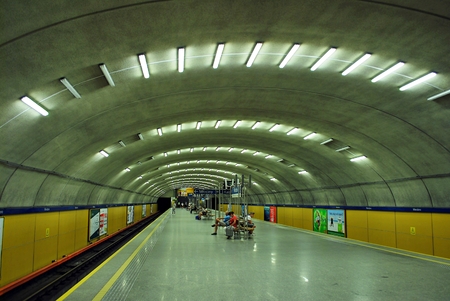 underground train station with a view of the tunnel entrance.のeditorial素材