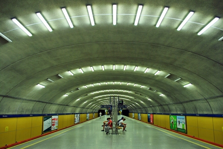 underground train station with a view of the tunnel entrance.のeditorial素材