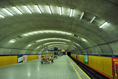underground train station with a view of the tunnel entrance.のeditorial素材