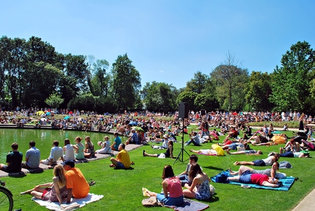 Warsaw, Poland. 30 July 2017. Recitals at the foot of the monument to Chopin.The concerts, which are organized by the Royal bathrooms are extremely popular, both among tourists and residents of Warsaw.のeditorial素材