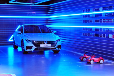 Warsaw, Poland. 19 November 2017. Volkswagen Home is like no other known car showroom.Volkswagen decided to create a unique project, Volkswagen Home, and invited mode: lina  studio architects from Poznanのeditorial素材