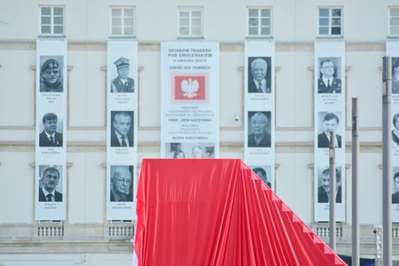 Warsaw, Poland. 10 April 2018. Just before the Smolensk. Monument covered with the national flagのeditorial素材