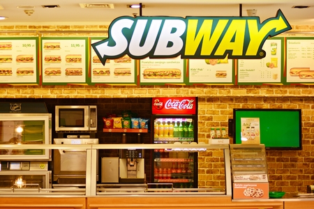 Warsaw, Poland. 8 September 2018. Sign Subway. Company signboard Subway.のeditorial素材