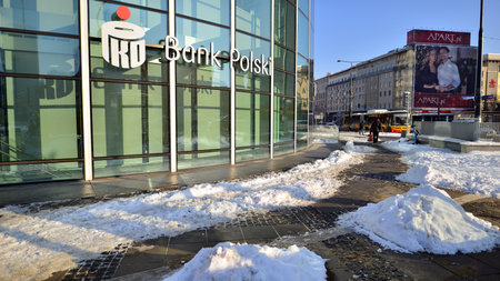 Warsaw, Poland. 14 December 2022. Winter street of a big city and people dressed warmly walk on the pavement.のeditorial素材