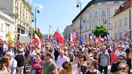 Warsaw, Poland. 4 June 2023. Hundreds of thousands march in anti-government protest to show support for democracy. The spontaneous reaction of people during the great March of theのeditorial素材