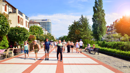 Swinoujscie, Poland. 15 August 2023. The popular beach promenade on the Polish Baltic Sea coast. Tourists walk along the promenade.のeditorial素材