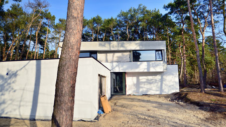 View of a single family house under construction. Upscale house in wooded area.の写真素材